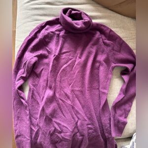Neiman Marcus 100% cashmere turtleneck